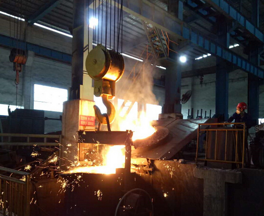 大型铸件浇注现场